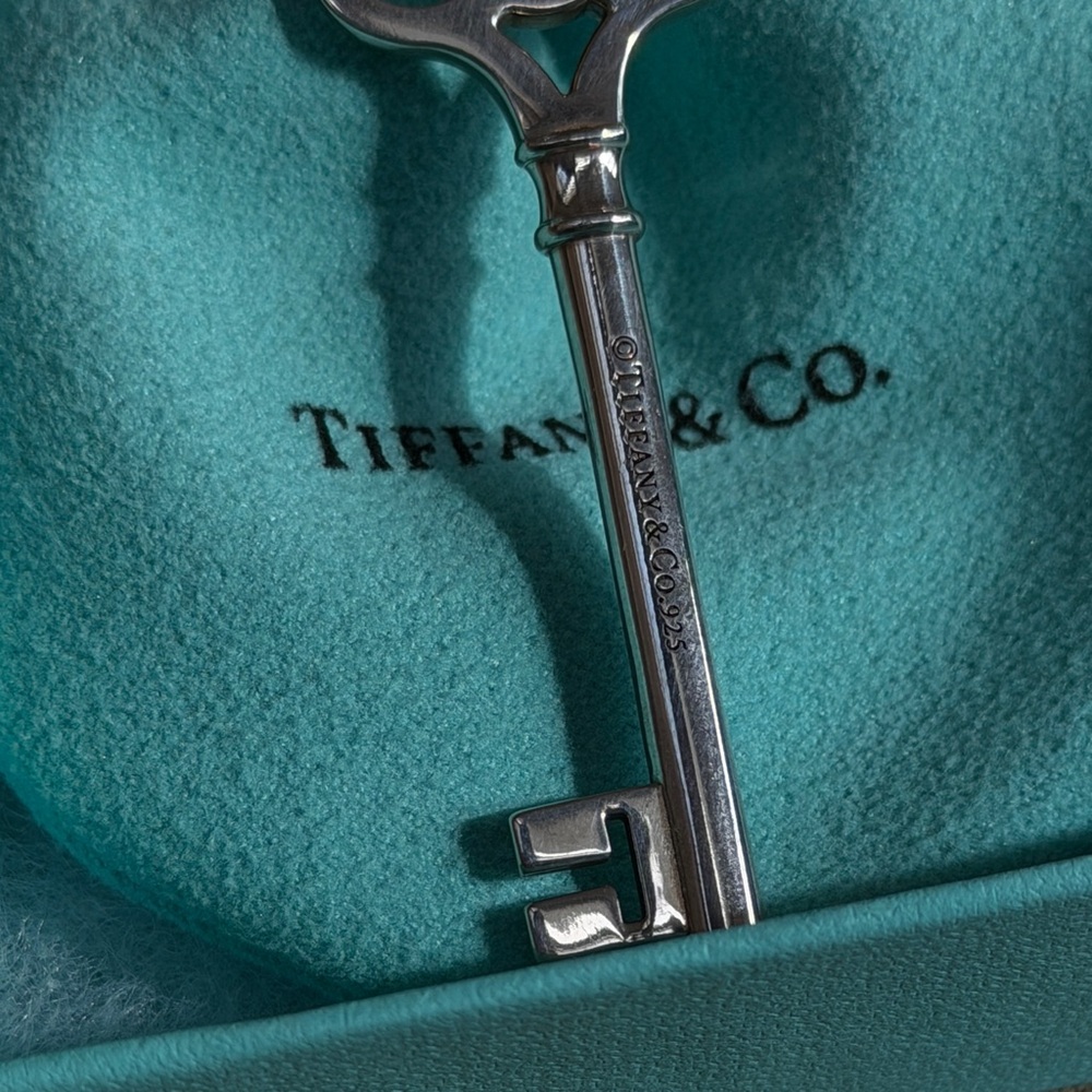 Tiffany & Co. Silver Key Charm with original packaging - Picture 2 of 7